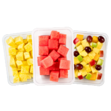 Ananas, mango of watermeloen blokjes of fruitsalade ananas/druif